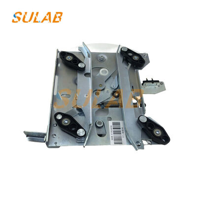 KM902670G13 R6 چاقوی درب بازو کوتاه با صفحه فولاد گالوانیزه ضخیم و مکانیسم قفل داخلی برای ایمنی اپراتور درب آسانسور